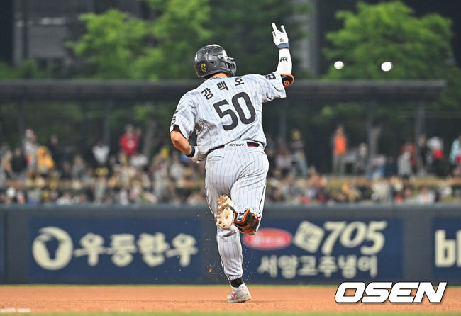 [OSEN=광주, 이석우 기자] 7일 광주-기아 챔피언스필드에서 2026 신한 SOL KBO 리그 KIA 타이거즈와 한화 이글스의 경기가 열렸다. 홈팀 KIA는 양현종이, 방문팀 한화는 정우주가 선발 출전했다.한화 이글스 강백호가 8회초 우월 솔로 홈런을 치고 세리머니를 하고 있다. 2026.05.07 / foto0307@osen.co.kr