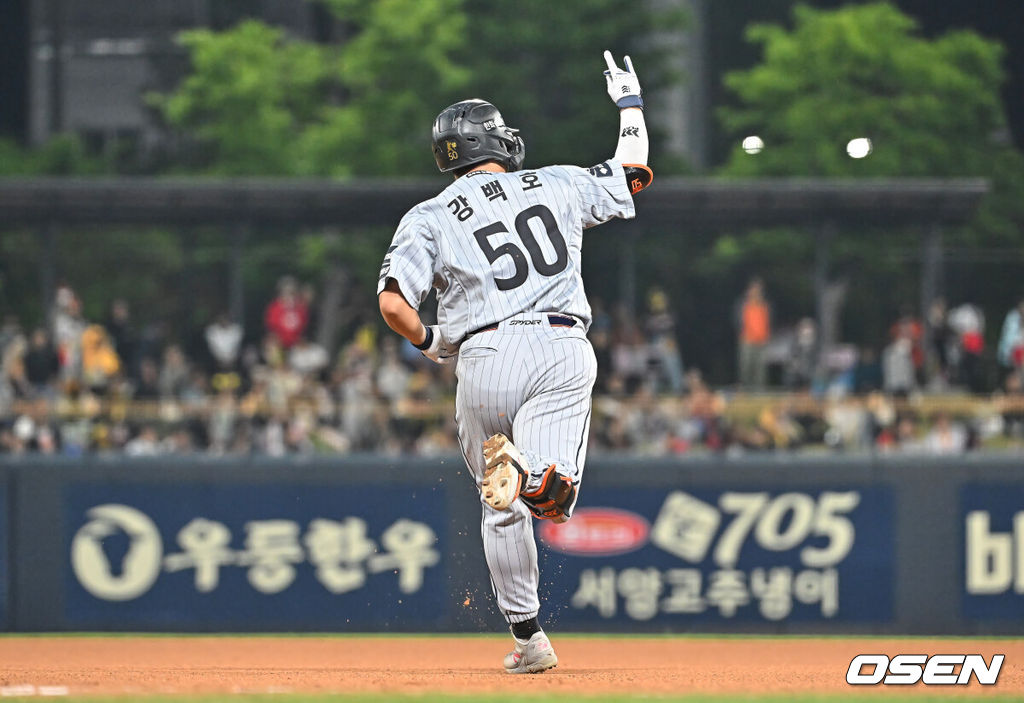 7일 광주-기아 챔피언스필드에서 2026 신한 SOL KBO 리그 KIA 타이거즈와 한화 이글스의 경기가 열렸다. 홈팀 KIA는 양현종이, 방문팀 한화는 정우주가 선발 출전했다.한화 이글스 강백호가 8회초 우월 솔로 홈런을 치고 세리머니를 하고 있다. 2026.05.07 / foto0307@osen.co.kr