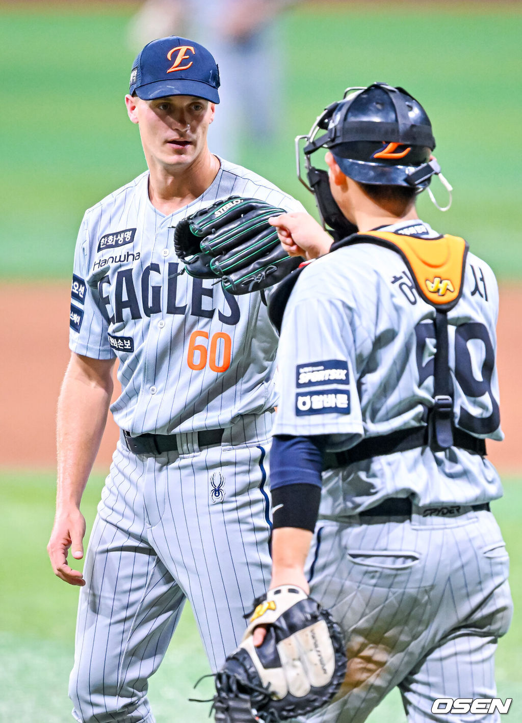 14일 서울 고척 스카이돔에서 2026 신한 SOL KBO리그 키움 히어로즈와 한화 이글스의 경기가 열렸다.이 경기에서 한화는 키움에 10-1로 승리했다. 이날 승리로 지난 경기 패배를 설욕하고 위닝시리즈를 달성했다. 최근 3연속 위닝시리즈다. 경기를 마치고 한화 쿠싱과 허인서가 하이파이브를 하고 있다. 2026.05.14 / rumi@osen.co.kr
