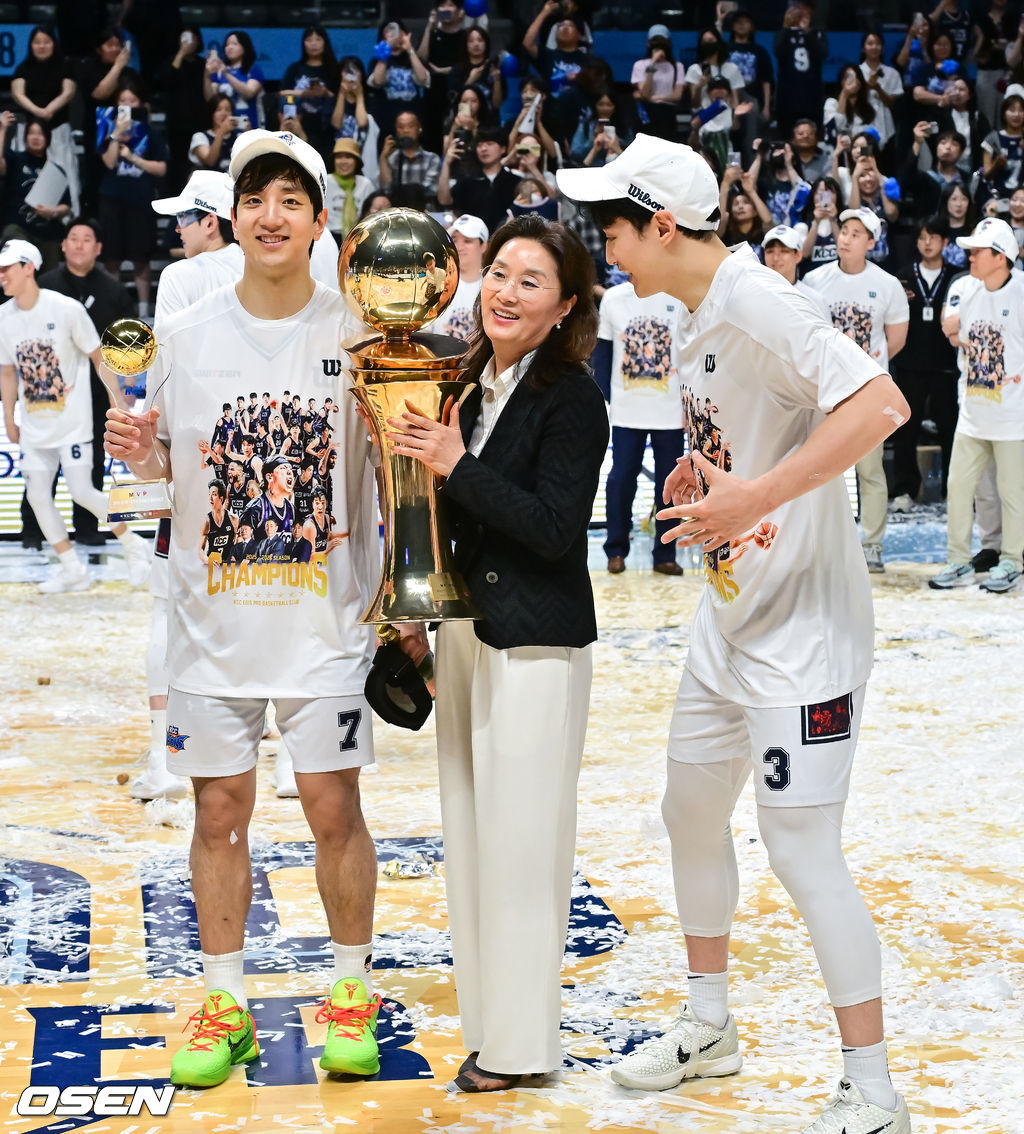 정규리그 6위가 챔프전 우승을 했다! 부산 KCC가 프로농구 새 역사를 썼다. 부산 KCC는 13일 고양소노아레나에서 개최된 2025-26 LG전자 프로농구 챔피언결정전 5차전에서 고양 소노를 76-68로 제압했다. KCC는 4승 1패로 2년 만의 챔프전 우승컵 탈환에 성공했다.우승 시상식에서 허웅-허훈 형제가 어머니 이미수 씨와 함께 포즈를 취하고 있다 .  2026.05.13 / soul1014@osen.co.kr