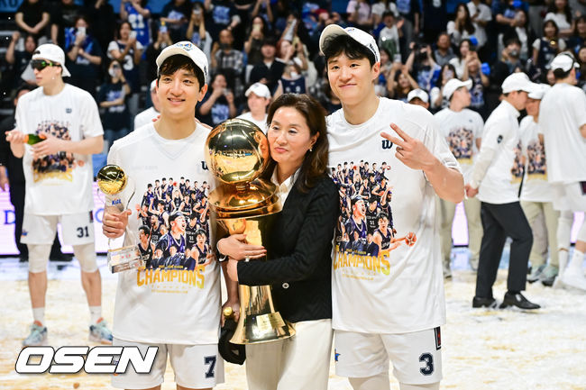 [OSEN=고양, 박준형 기자] 정규리그 6위가 챔프전 우승을 했다! 부산 KCC가 프로농구 새 역사를 썼다.&nbsp;부산 KCC는 13일 고양소노아레나에서 개최된 2025-26 LG전자 프로농구 챔피언결정전 5차전에서 고양 소노를 76-68로 제압했다. KCC는 4승 1패로 2년 만의 챔프전 우승컵 탈환에 성공했다.우승 시상식에서 허웅-허훈 형제가 어머니 이미수 씨와 함께 포즈를 취하고 있다 .  2026.05.13 / soul1014@osen.co.kr