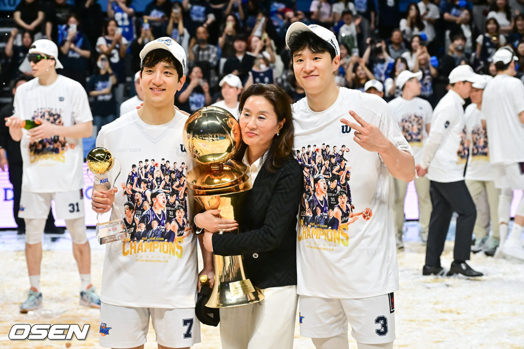 정규리그 6위가 챔프전 우승을 했다! 부산 KCC가 프로농구 새 역사를 썼다. 부산 KCC는 13일 고양소노아레나에서 개최된 2025-26 LG전자 프로농구 챔피언결정전 5차전에서 고양 소노를 76-68로 제압했다. KCC는 4승 1패로 2년 만의 챔프전 우승컵 탈환에 성공했다.우승 시상식에서 허웅-허훈 형제가 어머니 이미수 씨와 함께 포즈를 취하고 있다 .  2026.05.13 / soul1014@osen.co.kr