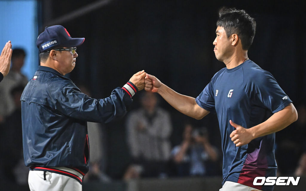 13일 부산 사직야구장에서 2026 신한 SOL KBO 리그 롯데 자이언츠와 NC 다이노스의 경기가 열렸다. 홈팀 롯데는 비슬리가, 방문팀 NC는 테일러가 선발 출전했다.롯데 자이언츠 전준우가 NC 다이노스에 10-5로 승리한 후 김태형 감독과 하이파이브를 하고 있다. 2026.05.13 / foto0307@osen.co.kr