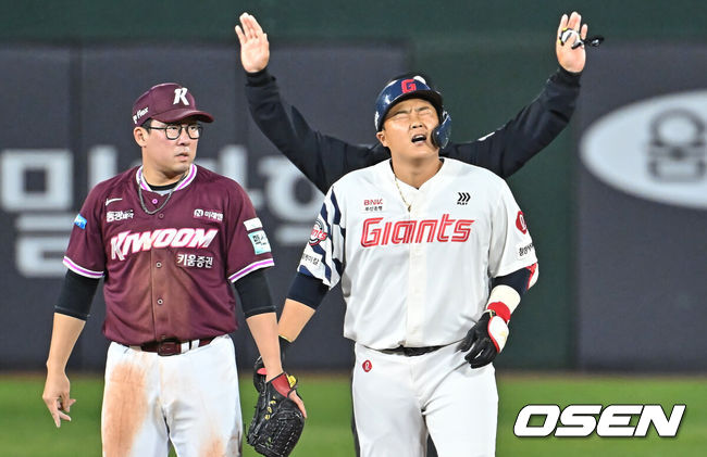 [OSEN=부산, 이석우 기자] 30일 부산 사직야구장에서 2026 신한 SOL KBO 리그 롯데 자이언츠와 키움 히어로즈의 경기가 열렸다. 홈팀 롯데는 비슬리가, 방문팀 키움은 배동현이 선발 출전했다.롯데 자이언츠 한동희가 4회말 1사 3루 내야 땅볼로 박승욱이 협살당하자 아쉬워하고 있다. 2026.04.30 / foto0307@osen.co.kr