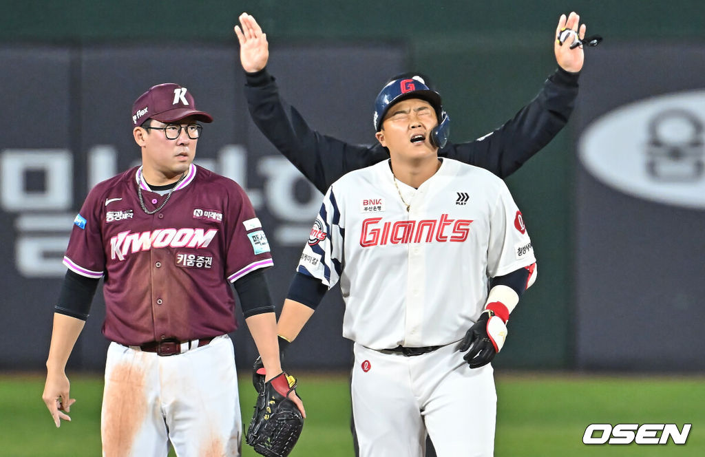 30일 부산 사직야구장에서 2026 신한 SOL KBO 리그 롯데 자이언츠와 키움 히어로즈의 경기가 열렸다. 홈팀 롯데는 비슬리가, 방문팀 키움은 배동현이 선발 출전했다.롯데 자이언츠 한동희가 4회말 1사 3루 내야 땅볼로 박승욱이 협살당하자 아쉬워하고 있다. 2026.04.30 / foto0307@osen.co.kr