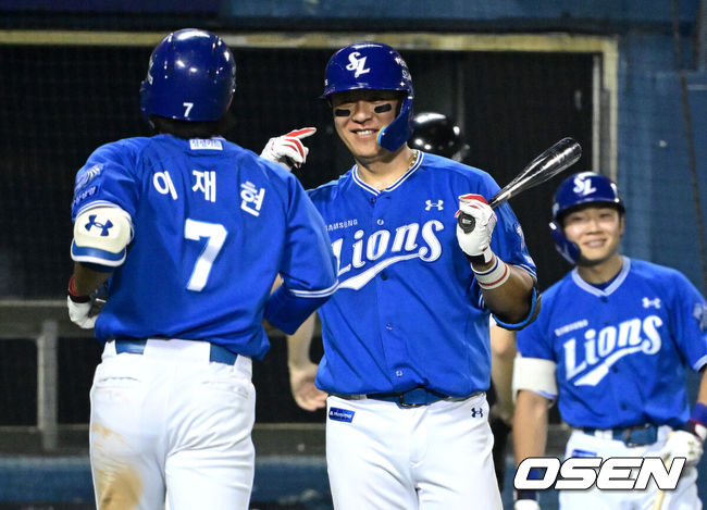 [OSEN=잠실, 최규한 기자] 14일 서울 잠실야구장에서 ‘2026 신한 SOL Bank KBO리그’ LG 트윈스와 삼성 라이온즈의 경기가 열렸다.홈팀 LG는 송승기, 방문팀 삼성은 양창섭을 선발로 내세웠다.7회초 1사 주자없는 상황 삼성 이재현이 달아나는 좌월 솔로포를 날리고 홈을 밟은 뒤 강민호와 인사를 나누고 있다. 2026.05.14 / dreamer@osen.co.kr