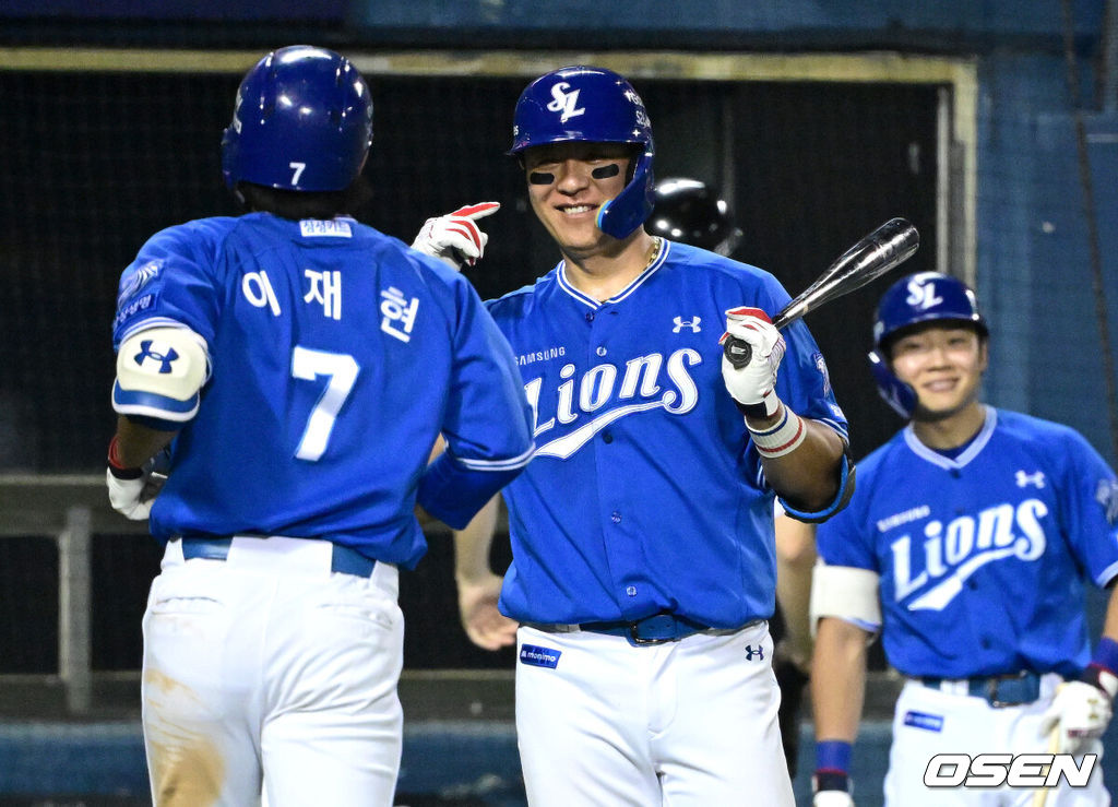 14일 서울 잠실야구장에서 ‘2026 신한 SOL Bank KBO리그’ LG 트윈스와 삼성 라이온즈의 경기가 열렸다.홈팀 LG는 송승기, 방문팀 삼성은 양창섭을 선발로 내세웠다.7회초 1사 주자없는 상황 삼성 이재현이 달아나는 좌월 솔로포를 날리고 홈을 밟은 뒤 강민호와 인사를 나누고 있다. 2026.05.14 / dreamer@osen.co.kr