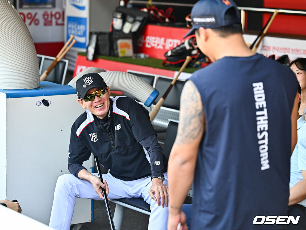 15일 오후 수원KT위즈파크에서 2026 신한 SOL KBO 리그 KT 위즈와 한화 이글스의 경기가 진행됐다.이날 경기에서 KT는 고영표를, 한화는 왕옌청을 선발투수로 내세웠다.경기 앞두고 KT 이강철 감독이 한화 강백호와 인사를 나누고 있다.  2026.05.15 / soul1014@osen.co.kr