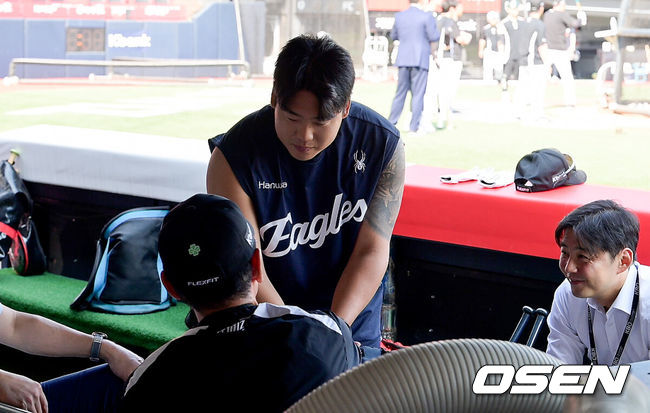 [OSEN=수원, 박준형 기자] 15일 오후 수원KT위즈파크에서 2026 신한 SOL KBO 리그 KT 위즈와 한화 이글스의 경기가 진행됐다.이날 경기에서 KT는 고영표를, 한화는 왕옌청을 선발투수로 내세웠다.경기 앞두고 한화 강백호가 KT 이강철 감독에게 인사하고 있다   2026.05.15 / soul1014@osen.co.kr