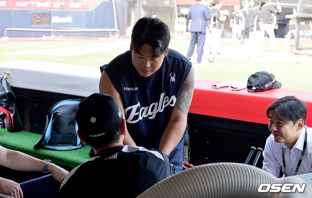 15일 오후 수원KT위즈파크에서 2026 신한 SOL KBO 리그 KT 위즈와 한화 이글스의 경기가 진행됐다.이날 경기에서 KT는 고영표를, 한화는 왕옌청을 선발투수로 내세웠다.경기 앞두고 한화 강백호가 KT 이강철 감독에게 인사하고 있다   2026.05.15 / soul1014@osen.co.kr