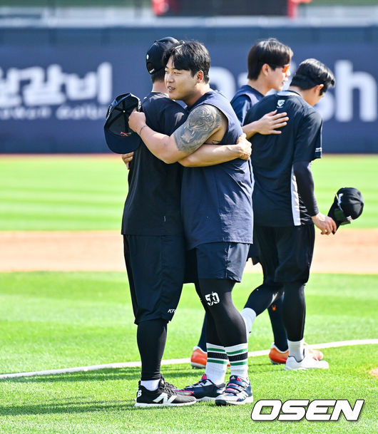 [OSEN=수원, 박준형 기자] 15일 오후 수원KT위즈파크에서 2026 신한 SOL KBO 리그 KT 위즈와 한화 이글스의 경기가 진행됐다.이날 경기에서 KT는 고영표를, 한화는 왕옌청을 선발투수로 내세웠다.경기 앞두고 한화 강백호가 KT 박경수 코치와 인사하고 있다.    2026.05.15 / soul1014@osen.co.kr
