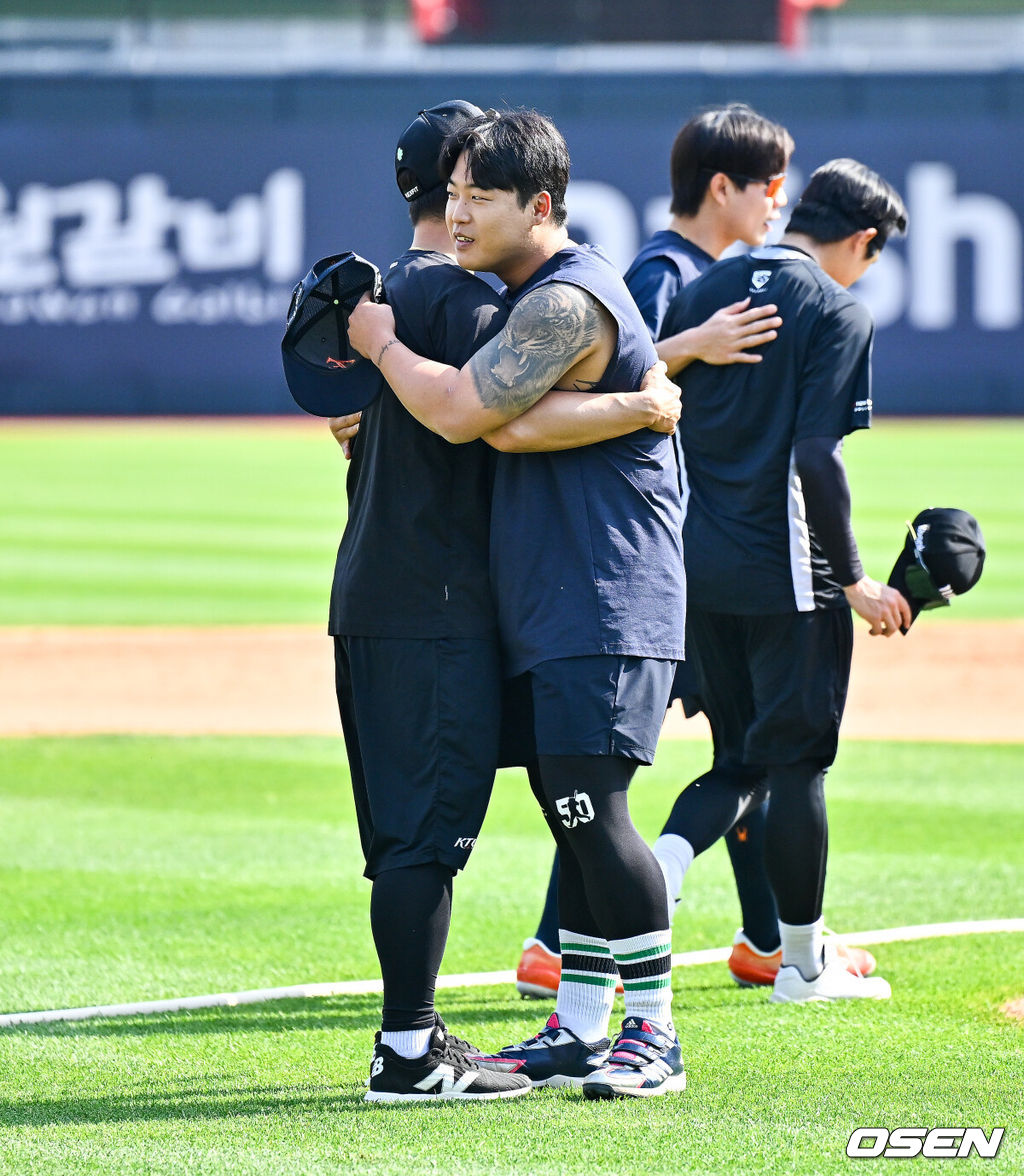 15일 오후 수원KT위즈파크에서 2026 신한 SOL KBO 리그 KT 위즈와 한화 이글스의 경기가 진행됐다.이날 경기에서 KT는 고영표를, 한화는 왕옌청을 선발투수로 내세웠다.경기 앞두고 한화 강백호가 KT 박경수 코치와 인사하고 있다.    2026.05.15 / soul1014@osen.co.kr