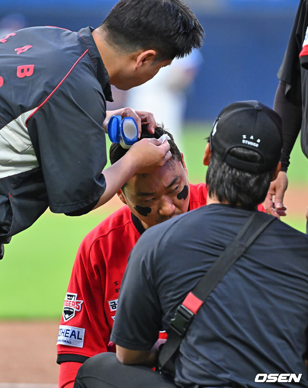 15일 대구삼성라이온즈파크에서 2026 신한 SOL KBO 리그 삼성 라이온즈와 KIA 타이거즈의 경기가 열렸다. 홈팀 삼성은 후라도가, 방문팀 KIA는 네일이 선발 출전했다. KIA 타이거즈 김태군이 2회초 머리의 상처를 치료하고 있다. 2026.05.15 / foto0307@osen.co.kr