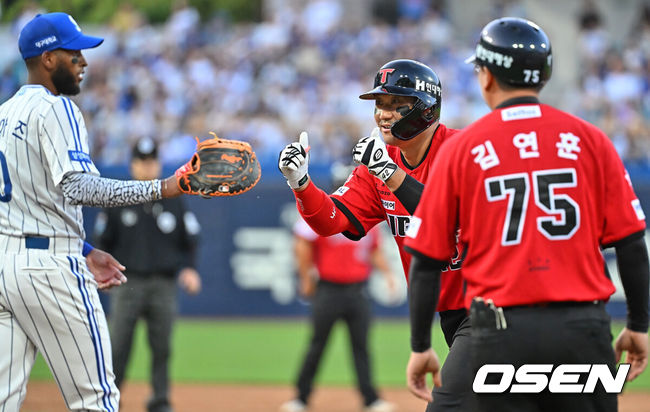 [OSEN=대구, 이석우 기자] 15일 대구삼성라이온즈파크에서 2026 신한 SOL KBO 리그 삼성 라이온즈와 KIA 타이거즈의 경기가 열렸다. 홈팀 삼성은 후라도가, 방문팀 KIA는 네일이 선발 출전했다. KIA 타이거즈 김태군이 2회초 1사 1,3루 우익수 오른쪽 1타점 안타를 치고 세리머니를 하고 있다. 2026.05.15 / foto0307@osen.co.kr