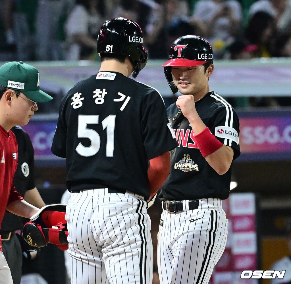 15일 인천 SSG랜더스필드에서 ‘2026 신한 SOL Bank KBO리그’ SSG 랜더스와 LG 트윈스의 경기가 열렸다.홈팀 SSG는 히라모토 긴지로, 방문팀 LG는 요니 치리노스를 선발로 내세웠다.9회초 1사 만루 상황 LG 홍창기가 다시 앞서가는 1타점 밀어내기 볼넷을 얻어낸 뒤 홈을 밟는 주자 박해민과 인사를 나누고 있다. 2026.05.15 / dreamer@osen.co.kr