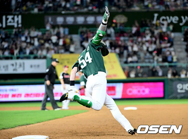 [OSEN=인천, 최규한 기자] 15일 인천 SSG랜더스필드에서 ‘2026 신한 SOL Bank KBO리그’ SSG 랜더스와 LG 트윈스의 경기가 열렸다.홈팀 SSG는 히라모토 긴지로, 방문팀 LG는 요니 치리노스를 선발로 내세웠다.8회말 1사 만루 상황 SSG 최지훈이 동점 우중간 만루 홈런을 작렬시키고 그라운드를 돌며 환호하고 있다. 2026.05.15 / dreamer@osen.co.kr