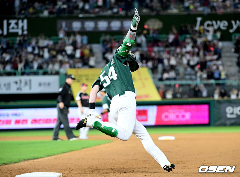 15일 인천 SSG랜더스필드에서 ‘2026 신한 SOL Bank KBO리그’ SSG 랜더스와 LG 트윈스의 경기가 열렸다.홈팀 SSG는 히라모토 긴지로, 방문팀 LG는 요니 치리노스를 선발로 내세웠다.8회말 1사 만루 상황 SSG 최지훈이 동점 우중간 만루 홈런을 작렬시키고 그라운드를 돌며 환호하고 있다. 2026.05.15 / dreamer@osen.co.kr