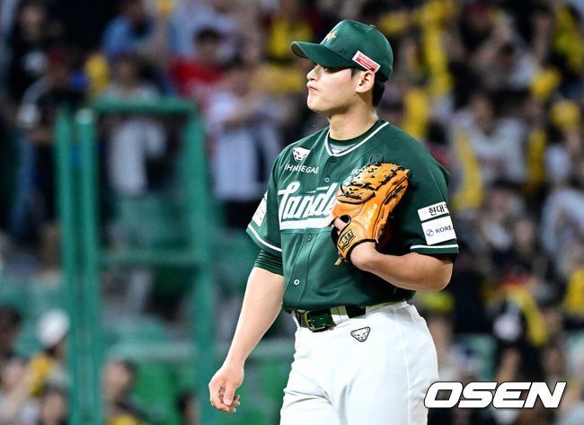 [OSEN=인천, 최규한 기자] 15일 인천 SSG랜더스필드에서 ‘2026 신한 SOL Bank KBO리그’ SSG 랜더스와 LG 트윈스의 경기가 열렸다.홈팀 SSG는 히라모토 긴지로, 방문팀 LG는 요니 치리노스를 선발로 내세웠다.9회초 1사 만루 상황 LG 홍창기에게 밀어내기 볼넷을 내준 SSG 조병현이 아쉬워하고 있다. 2026.05.15 / dreamer@osen.co.kr