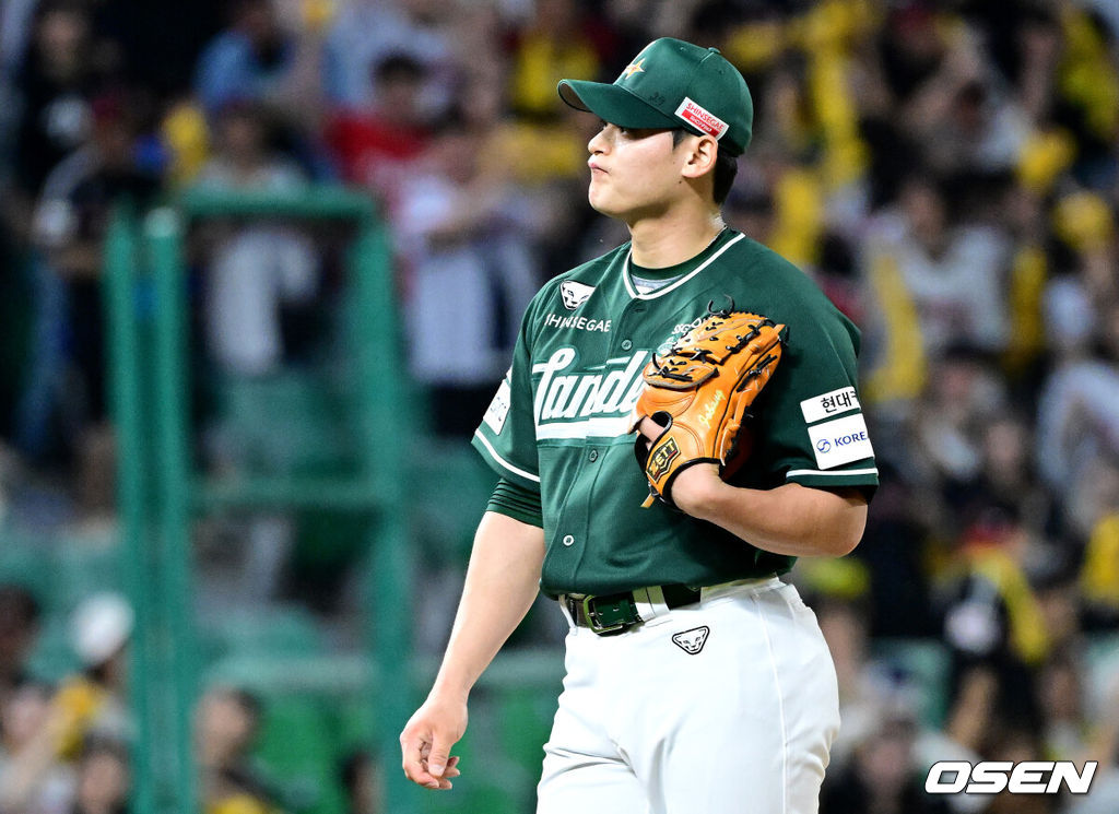 15일 인천 SSG랜더스필드에서 ‘2026 신한 SOL Bank KBO리그’ SSG 랜더스와 LG 트윈스의 경기가 열렸다.홈팀 SSG는 히라모토 긴지로, 방문팀 LG는 요니 치리노스를 선발로 내세웠다.9회초 1사 만루 상황 LG 홍창기에게 밀어내기 볼넷을 내준 SSG 조병현이 아쉬워하고 있다. 2026.05.15 / dreamer@osen.co.kr