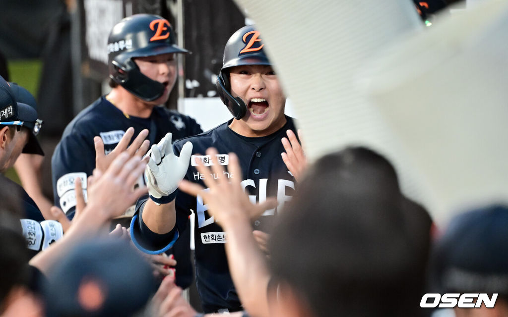 15일 오후 수원KT위즈파크에서 2026 신한 SOL KBO 리그 KT 위즈와 한화 이글스의 경기가 진행됐다.이날 경기에서 KT는 고영표를, 한화는 왕옌청을 선발투수로 내세웠다.4회초 1사 1루 한화 문현빈이 역전 2점 홈런을 날리고 동료들의 축하를 받고 있다. 2026.05.15 / soul1014@osen.co.kr