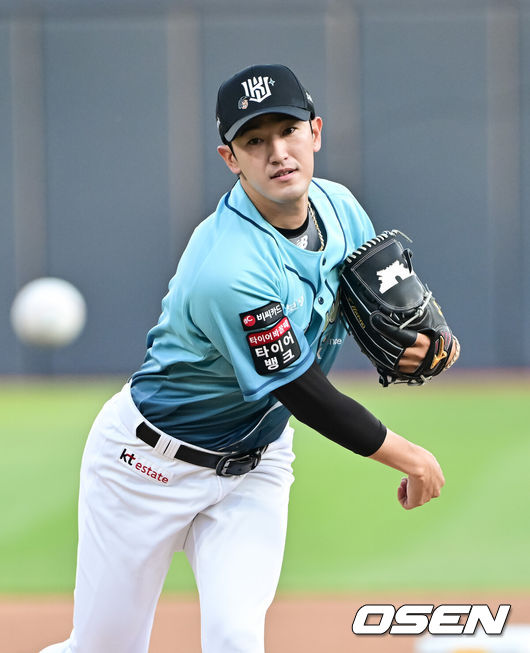 [OSEN=수원, 박준형 기자] 15일 오후 수원KT위즈파크에서 2026 신한 SOL KBO 리그 KT 위즈와 한화 이글스의 경기가 진행됐다.이날 경기에서 KT는 고영표를, 한화는 왕옌청을 선발투수로 내세웠다.1회초 KT 선발투수 고영표가 역투하고 있다.   2026.05.15 / soul1014@osen.co.kr