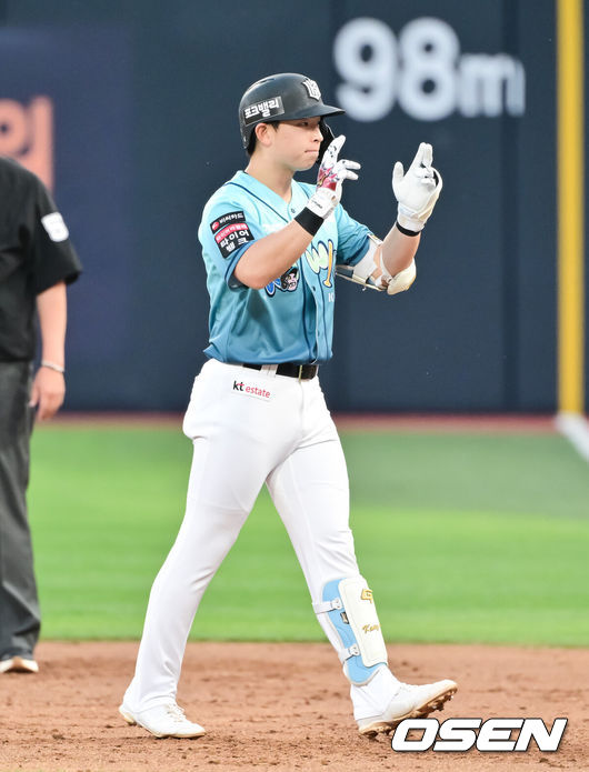 [OSEN=수원, 박준형 기자] 15일 오후 수원KT위즈파크에서 2026 신한 SOL KBO 리그 KT 위즈와 한화 이글스의 경기가 진행됐다.이날 경기에서 KT는 고영표를, 한화는 왕옌청을 선발투수로 내세웠다.2회말 2사 1,2루 KT 이강민이 선취 1타점 적시타를 날린뒤 기뻐하고 있다.    2026.05.15 / soul1014@osen.co.kr