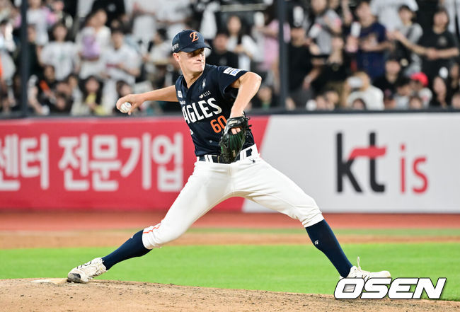 [OSEN=수원, 박준형 기자] 15일 오후 수원KT위즈파크에서 2026 신한 SOL KBO 리그 KT 위즈와 한화 이글스의 경기가 진행됐다.이날 경기에서 KT는 고영표를, 한화는 왕옌청을 선발투수로 내세웠다.9회말 한화 마무리 투수 쿠싱이 역투하고 있다.   2026.05.15 / soul1014@osen.co.kr