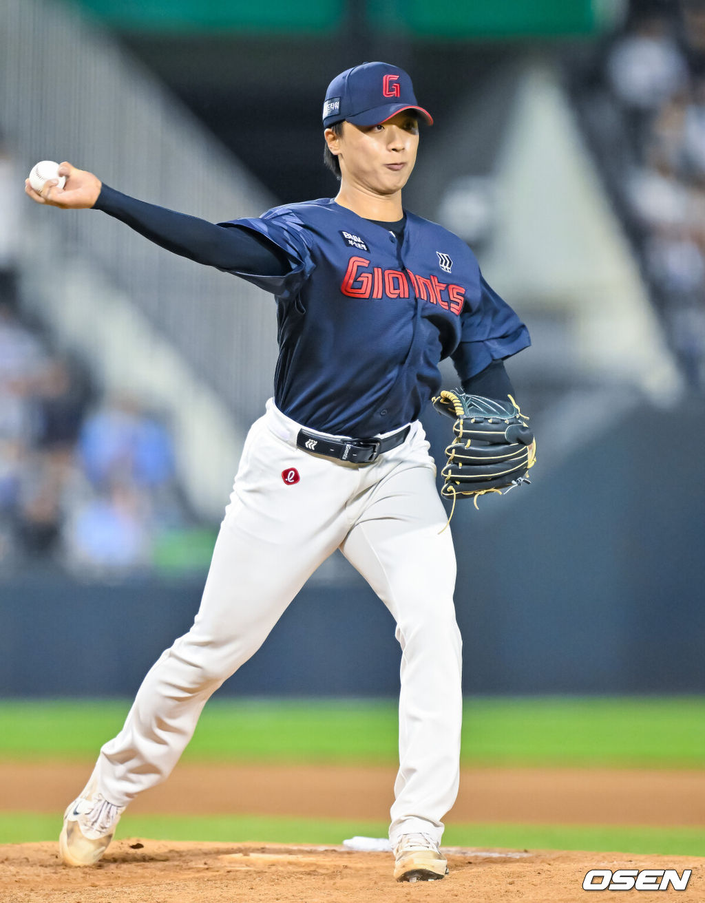 15일 서울 잠실야구장에서 ‘2026 신한 SOL Bank KBO리그’ 두산 베어스와 롯데 자이언츠의 경기가 열렸다.이날 두산은 곽빈, 롯데는 김진욱을 선발로 내세웠다.6회말 1사 주자 1루 두산 정수빈 타석에서 마운드에 오른 롯데 박정민이 1루로 견제구를 던지고 있다. 2026.05.15 / rumi@osen.co.kr