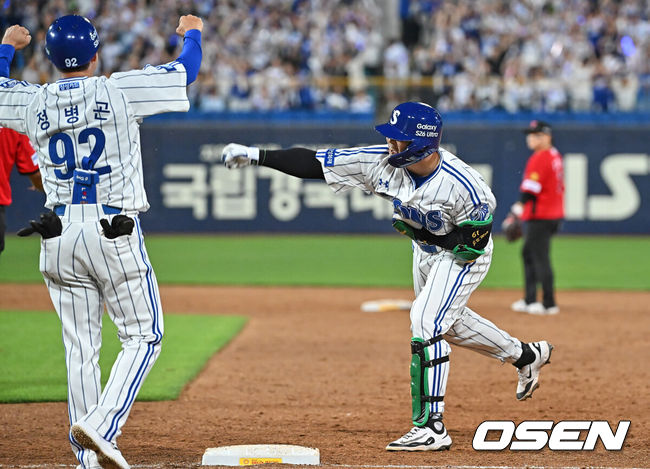 [OSEN=대구, 이석우 기자] 15일 대구삼성라이온즈파크에서 2026 신한 SOL KBO 리그 삼성 라이온즈와 KIA 타이거즈의 경기가 열렸다. 홈팀 삼성은 후라도가, 방문팀 KIA는 네일이 선발 출전했다. 삼성 라이온즈 전병우가 8회말 2사 2,3루 역전 2타점 좌익수 앞 안타를 치고 환호하고 있다. 2026.05.15 / foto0307@osen.co.kr