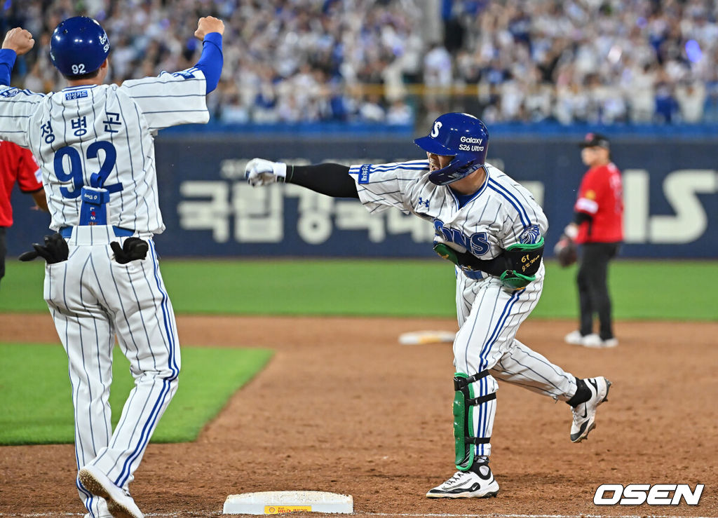 15일 대구삼성라이온즈파크에서 2026 신한 SOL KBO 리그 삼성 라이온즈와 KIA 타이거즈의 경기가 열렸다. 홈팀 삼성은 후라도가, 방문팀 KIA는 네일이 선발 출전했다. 삼성 라이온즈 전병우가 8회말 2사 2,3루 역전 2타점 좌익수 앞 안타를 치고 환호하고 있다. 2026.05.15 / foto0307@osen.co.kr