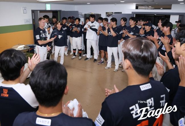 김경문 감독이 이끄는 한화 이글스는 15일 수원 케이티위즈파크에서 열린 2026 신한 SOL KBO리그 KT와의 원정경기에서 5-3으로 승리했다. 오웬 화이트의 6주 대체 외국인 선수로 합류했던 잭 쿠싱은 계약 만료일인 이날 9회말 1이닝 1실점으로 시즌 4세이브를 작성하며 유종의 미를 거뒀다. 한화 이글스 제공