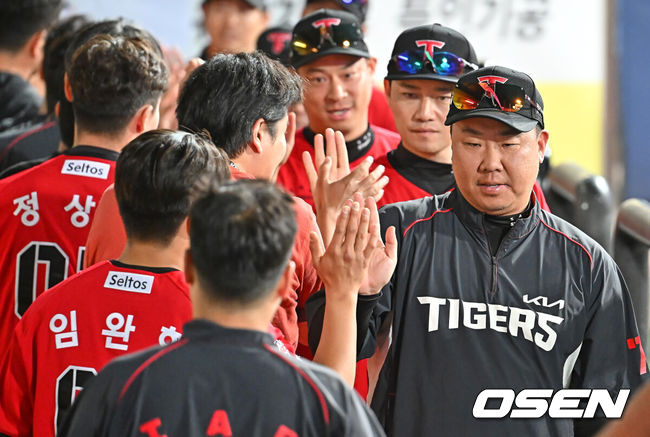 [OSEN=대구, 이석우 기자] 15일 대구삼성라이온즈파크에서 2026 신한 SOL KBO 리그 삼성 라이온즈와 KIA 타이거즈의 경기가 열렸다. 홈팀 삼성은 후라도가, 방문팀 KIA는 네일이 선발 출전했다. KIA 타이거즈 이범호 감독이 삼성 라이온즈에 5-4 짜릿한 역전 승리를 거두고 기쁨을 나누고 있다. 2026.05.15 / foto0307@osen.co.kr