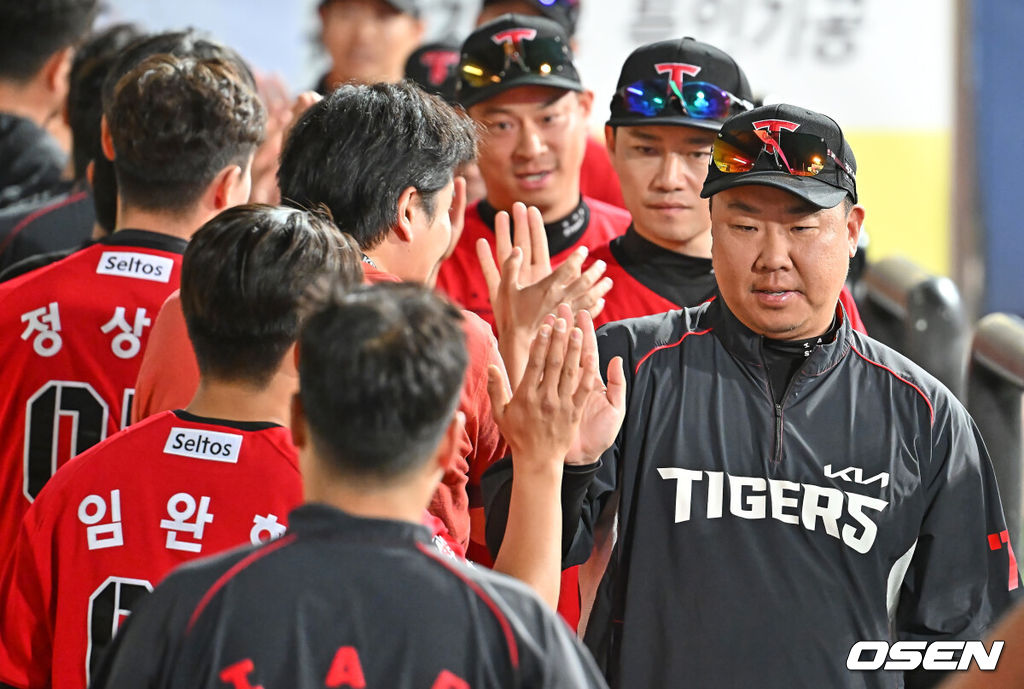 15일 대구삼성라이온즈파크에서 2026 신한 SOL KBO 리그 삼성 라이온즈와 KIA 타이거즈의 경기가 열렸다. 홈팀 삼성은 후라도가, 방문팀 KIA는 네일이 선발 출전했다. KIA 타이거즈 이범호 감독이 삼성 라이온즈에 5-4 짜릿한 역전 승리를 거두고 기쁨을 나누고 있다. 2026.05.15 / foto0307@osen.co.kr