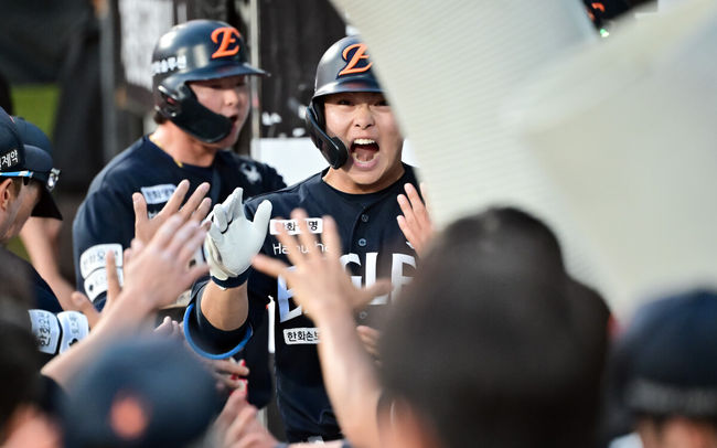 [OSEN=수원, 박준형 기자] 15일 오후 수원KT위즈파크에서 2026 신한 SOL KBO 리그 KT 위즈와 한화 이글스의 경기가 진행됐다.이날 경기에서 KT는 고영표를, 한화는 왕옌청을 선발투수로 내세웠다.4회초 1사 1루 한화 문현빈이 역전 2점 홈런을 날리고 동료들의 축하를 받고 있다. 2026.05.15 / soul1014@osen.co.kr