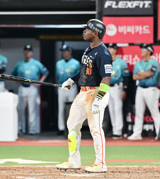 [OSEN=수원, 박준형 기자] 15일 오후 수원KT위즈파크에서 2026 신한 SOL KBO 리그 KT 위즈와 한화 이글스의 경기가 진행됐다.이날 경기에서 KT는 고영표를, 한화는 왕옌청을 선발투수로 내세웠다.8회초 2사 3루 한화 페라자가 2점 홈런을 날리고 있다.    2026.05.15 / soul1014@osen.co.kr