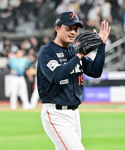 [OSEN=수원, 박준형 기자] 15일 오후 수원KT위즈파크에서 2026 신한 SOL KBO 리그 KT 위즈와 한화 이글스의 경기가 진행됐다.이날 경기에서 KT는 고영표를, 한화는 왕옌청을 선발투수로 내세웠다.4회말 역전 만루 위기를 넘긴 한화 선발투수 왕옌청이 박수를 치며 더그아웃으로 들어가고 있다.    2026.05.15 / soul1014@osen.co.kr