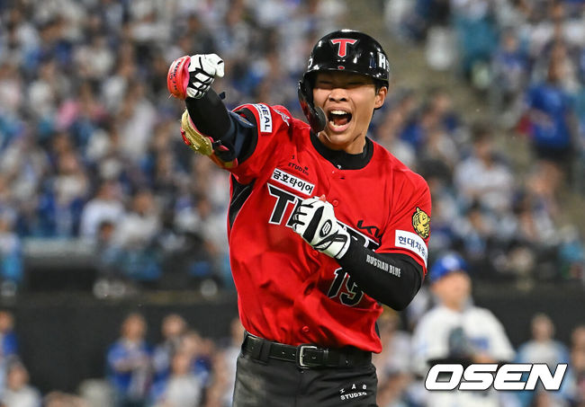 [OSEN=대구, 이석우 기자] 15일 대구삼성라이온즈파크에서 2026 신한 SOL KBO 리그 삼성 라이온즈와 KIA 타이거즈의 경기가 열렸다. 홈팀 삼성은 후라도가, 방문팀 KIA는 네일이 선발 출전했다. KIA 타이거즈 박재현이 9회초 1사 2루 우월 역전 2점 홈런을 치고 포효하고 있다. 2026.05.15 / foto0307@osen.co.kr