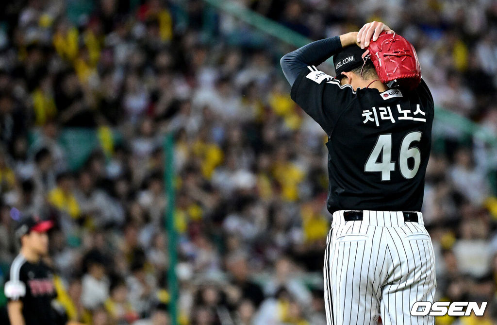 15일 인천 SSG랜더스필드에서 ‘2026 신한 SOL Bank KBO리그’ SSG 랜더스와 LG 트윈스의 경기가 열렸다.홈팀 SSG는 히라모토 긴지로, 방문팀 LG는 요니 치리노스를 선발로 내세웠다.6회초 무사 1루 상황 SSG 정준재의 내야 땅볼 때 송구 실책을 범한 LG 선발 요니 치리노스가 아쉬워하고 있다. 2026.05.15 / dreamer@osen.co.kr