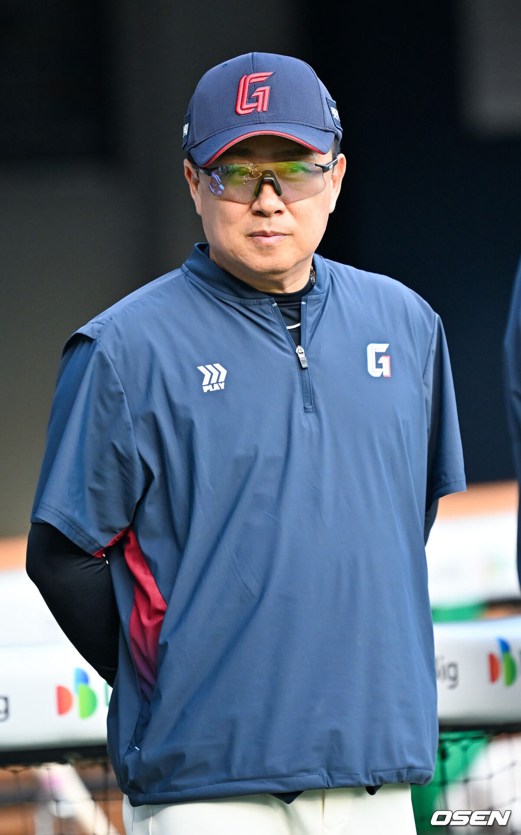 15일 서울 잠실야구장에서 ‘2026 신한 SOL Bank KBO리그’ 두산 베어스와 롯데 자이언츠의 경기가 열렸다.이날 두산은 곽빈, 롯데는 김진욱을 선발로 내세웠다.경기 전 롯데 김태형 감독이 덕아웃 앞에서 미소 짓고 있다.  2026.05.15 / rumi@osen.co.kr