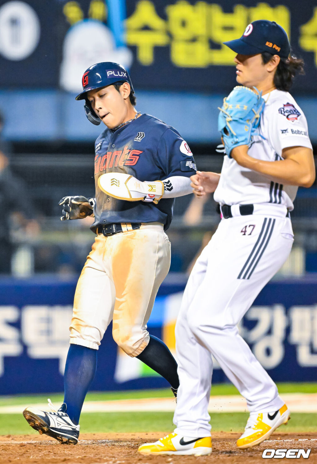 15일 서울 잠실야구장에서 ‘2026 신한 SOL Bank KBO리그’ 두산 베어스와 롯데 자이언츠의 경기가 열렸다.이날 두산은 곽빈, 롯데는 김진욱을 선발로 내세웠다.5회초 무사 주자 1,3루 롯데 레이예스 타석에서 포일을 틈타 롯데 황성빈이 홈을 밟고 있다. 2026.05.15 / rumi@osen.co.kr