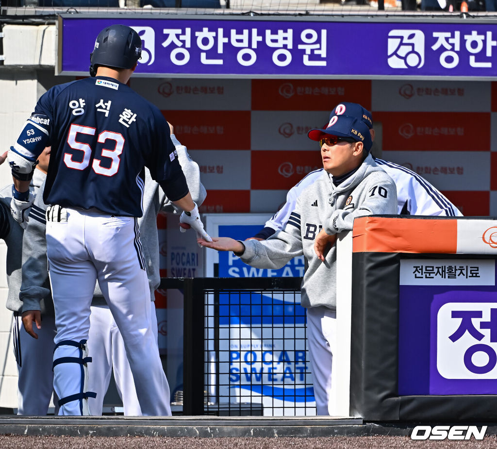17일 오후 대전 한화생명볼파크에서 2026 신한 SOL KBO 리그 시범경기 한화 이글스와 두산 베어스의 경기가 진행됐다.전날 경기에서는 두산이 한화를 상대로 8-4 승리를 거뒀다.6회초 2사 두산 양석환이 동점 솔로홈런을 날리고 김원형 감독과 하이파이브를 하고 있다.      2026.03.17 / soul1014@osen.co.kr