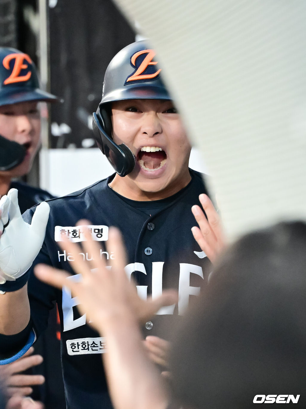 15일 오후 수원KT위즈파크에서 2026 신한 SOL KBO 리그 KT 위즈와 한화 이글스의 경기가 진행됐다.이날 경기에서 KT는 고영표를, 한화는 왕옌청을 선발투수로 내세웠다.4회초 역전 2점 홈런 날린 한화 문현빈이 환호하며 동료들의 축하를 받고 있다.  2026.05.15 / soul1014@osen.co.kr