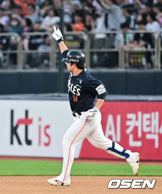 [OSEN=수원, 박준형 기자] 15일 오후 수원KT위즈파크에서 2026 신한 SOL KBO 리그 KT 위즈와 한화 이글스의 경기가 진행됐다.이날 경기에서 KT는 고영표를, 한화는 왕옌청을 선발투수로 내세웠다.4회초 1사 1루 한화 문현빈이 역전 2점 홈런을 날리고 베이스를 돌고 있다.  2026.05.15 / soul1014@osen.co.kr