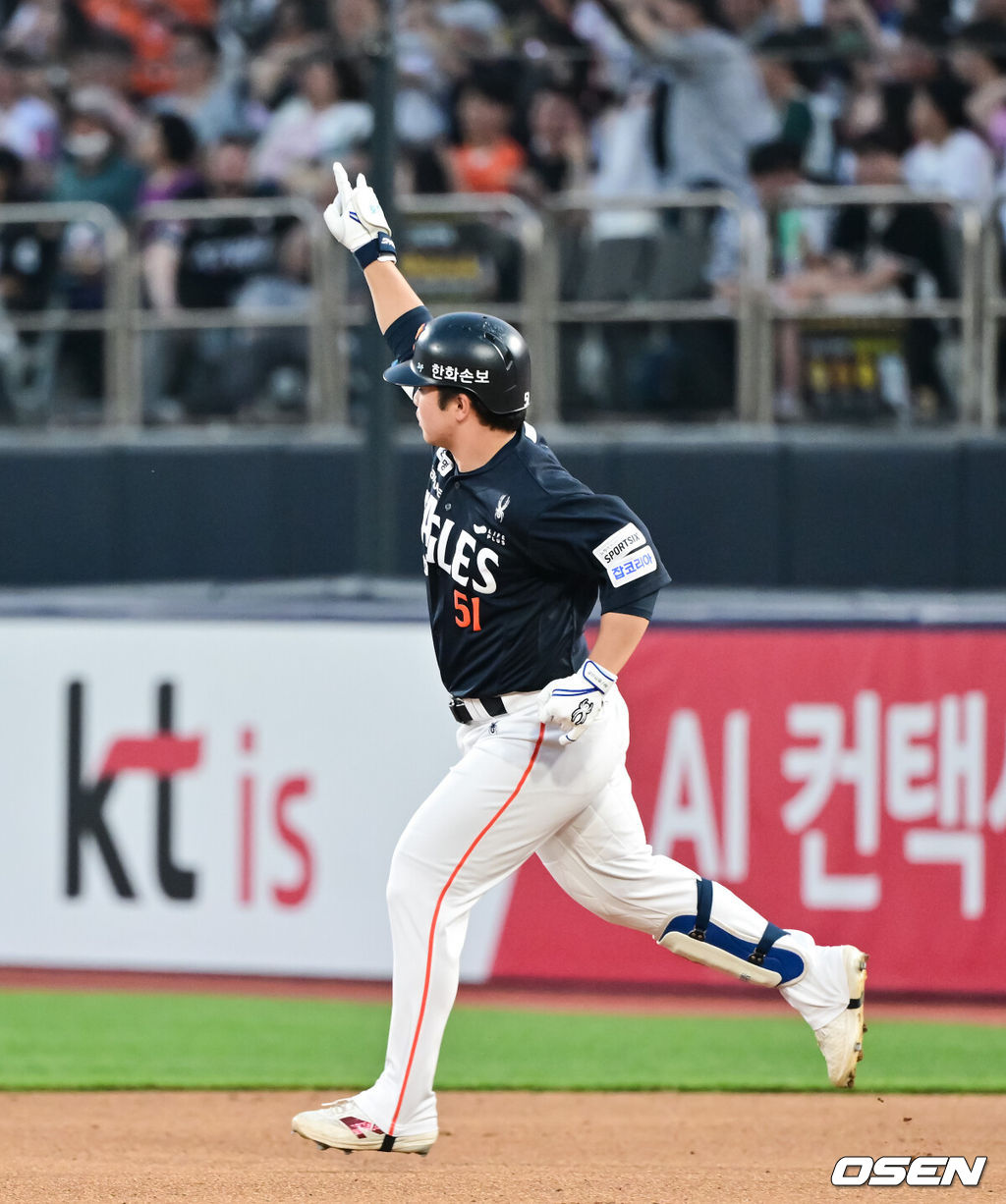 15일 오후 수원KT위즈파크에서 2026 신한 SOL KBO 리그 KT 위즈와 한화 이글스의 경기가 진행됐다.이날 경기에서 KT는 고영표를, 한화는 왕옌청을 선발투수로 내세웠다.4회초 1사 1루 한화 문현빈이 역전 2점 홈런을 날리고 베이스를 돌고 있다.  2026.05.15 / soul1014@osen.co.kr