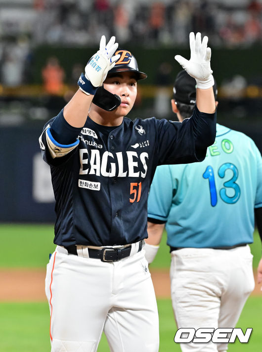 [OSEN=수원, 박준형 기자] 15일 오후 수원KT위즈파크에서 2026 신한 SOL KBO 리그 KT 위즈와 한화 이글스의 경기가 진행됐다.이날 경기에서 KT는 고영표를, 한화는 왕옌청을 선발투수로 내세웠다.8회초 2사 한화 문현빈이 3루타를 날린뒤 세리머니를 하고 있다.  2026.05.15 / soul1014@osen.co.kr
