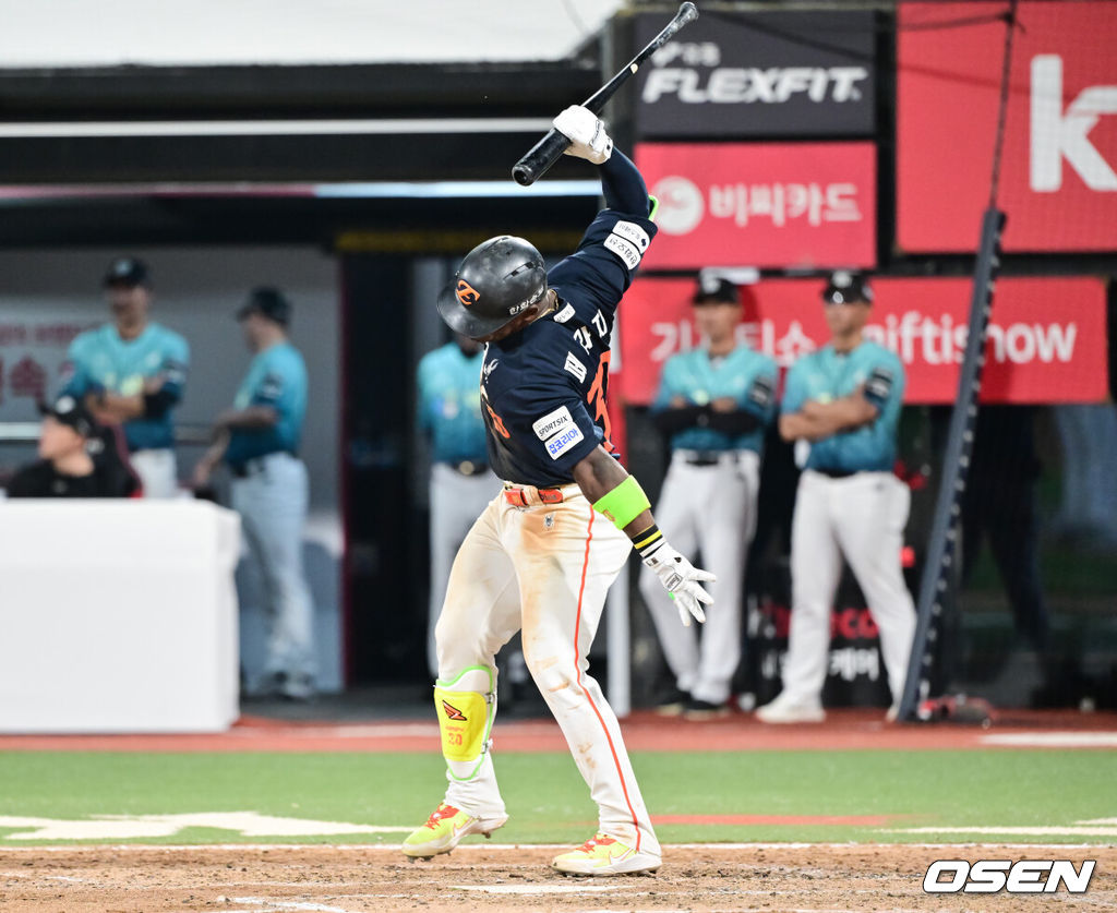 15일 오후 수원KT위즈파크에서 2026 신한 SOL KBO 리그 KT 위즈와 한화 이글스의 경기가 진행됐다. 8회초 2사 3루 한화 페라자가 2점 홈런을 날리고 방망이를 내던지고 있다.    2026.05.15 / soul1014@osen.co.kr