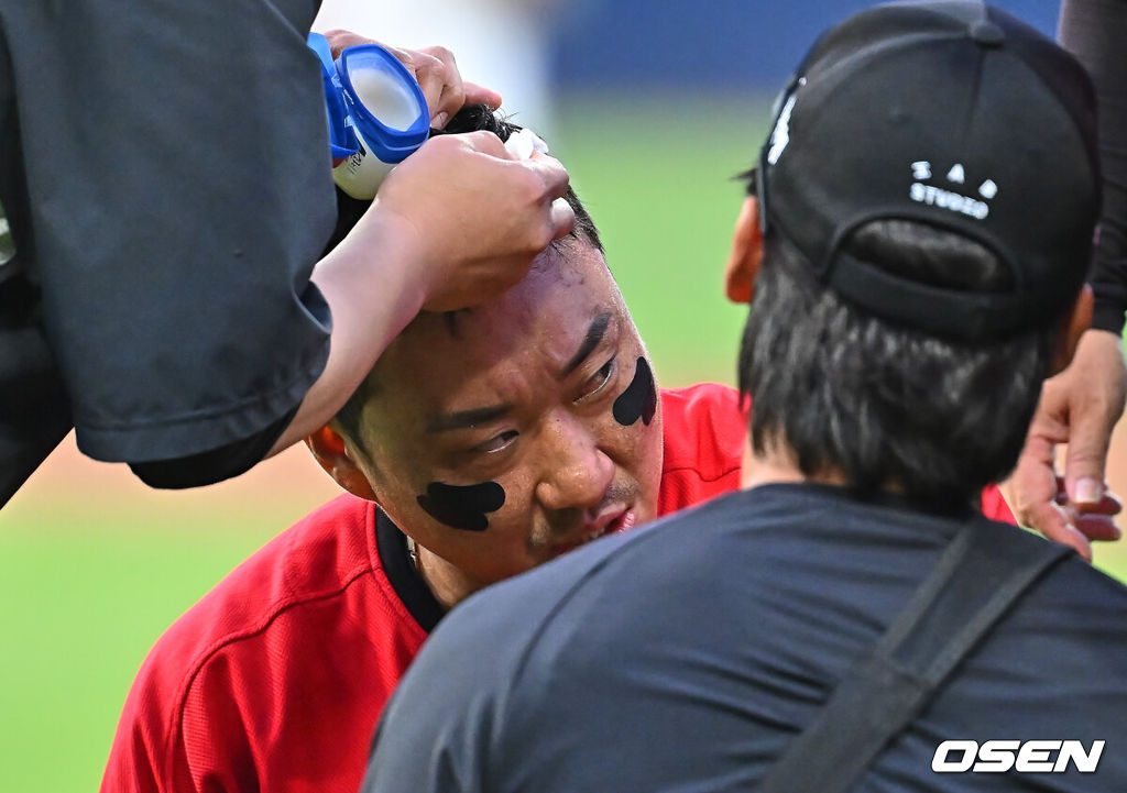 15일 대구삼성라이온즈파크에서 2026 신한 SOL KBO 리그 삼성 라이온즈와 KIA 타이거즈의 경기가 열렸다. 홈팀 삼성은 후라도가, 방문팀 KIA는 네일이 선발 출전했다. KIA 타이거즈 김태군이 2회초 머리의 상처를 치료하고 있다. 2026.05.15 / foto0307@osen.co.kr