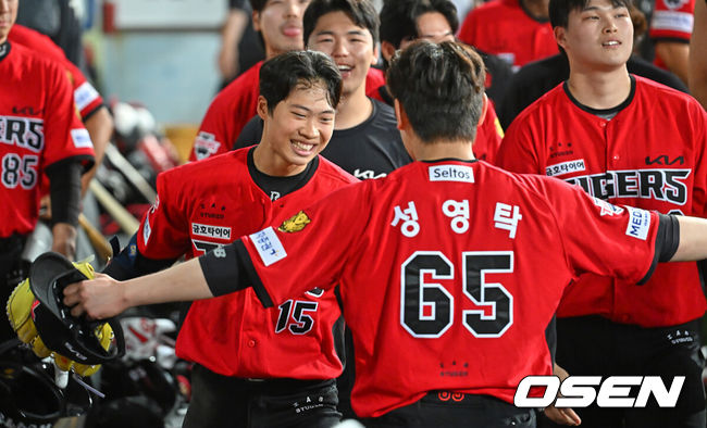 [OSEN=대구, 이석우 기자] 15일 대구삼성라이온즈파크에서 2026 신한 SOL KBO 리그 삼성 라이온즈와 KIA 타이거즈의 경기가 열렸다. 홈팀 삼성은 후라도가, 방문팀 KIA는 네일이 선발 출전했다. KIA 타이거즈 박재현이 9회초 1사 2루 우월 역전 2점 홈런을 치고 성영탁과 기쁨을 나누고 있다. 2026.05.15 / foto0307@osen.co.kr