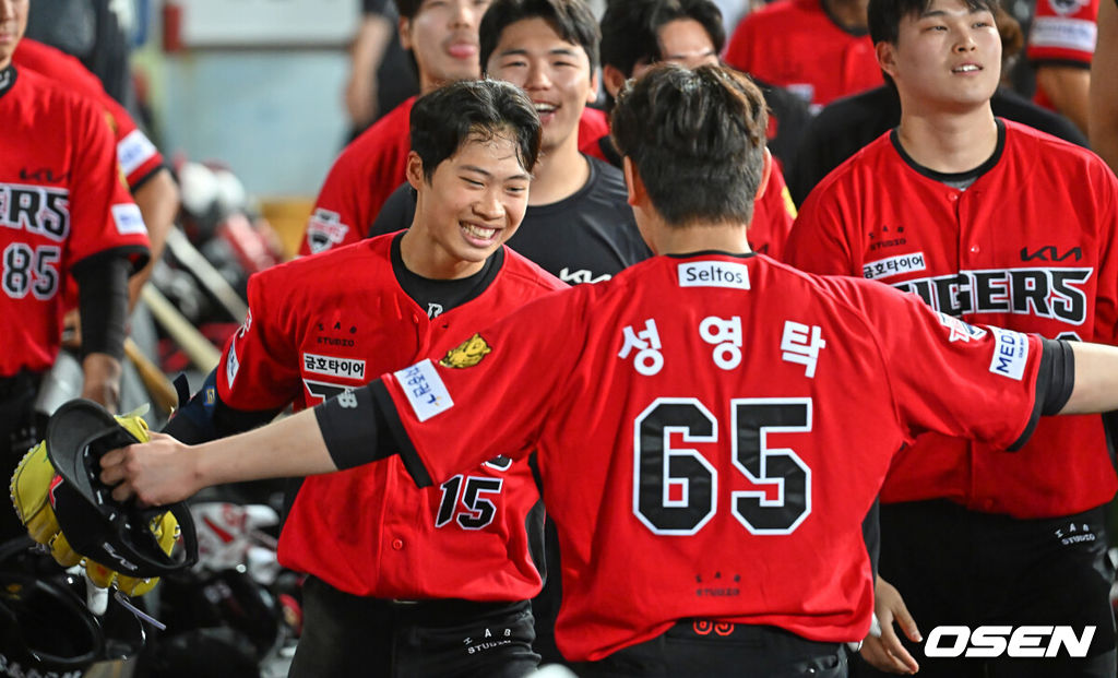 15일 대구삼성라이온즈파크에서 2026 신한 SOL KBO 리그 삼성 라이온즈와 KIA 타이거즈의 경기가 열렸다. 홈팀 삼성은 후라도가, 방문팀 KIA는 네일이 선발 출전했다. KIA 타이거즈 박재현이 9회초 1사 2루 우월 역전 2점 홈런을 치고 성영탁과 기쁨을 나누고 있다. 2026.05.15 / foto0307@osen.co.kr