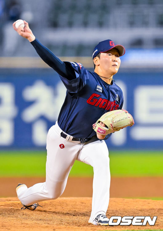 [OSEN=잠실, 민경훈 기자] 15일 서울 잠실야구장에서 ‘2026 신한 SOL Bank KBO리그’ 두산 베어스와 롯데 자이언츠의 경기가 열렸다.이 경기에서 롯데는 두산에 6-5로 승리했다. 롯데는 3연전 기선제압에 성공하며 시즌 16승 1무 22패를 기록했다. 반면 3연패에 빠진 두산은 18승 1무 22패가 됐다.9회말 롯데 최준용이 힘차게 공을 뿌리고 있다. 2026.05.15 / rumi@osen.co.kr